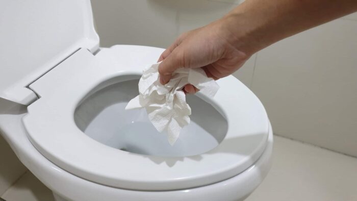 membuang sampah ke toilet