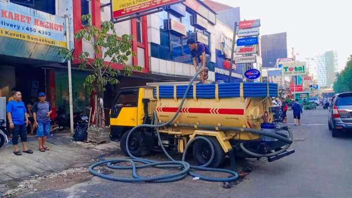 tukang sedot wc
