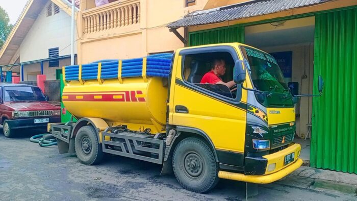 penyedotan limbah dan kotoran kawasan pelabuhan