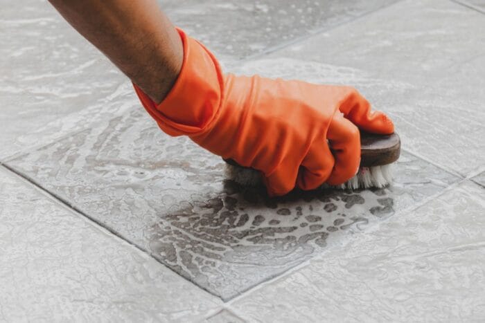 menggosok bagian luar