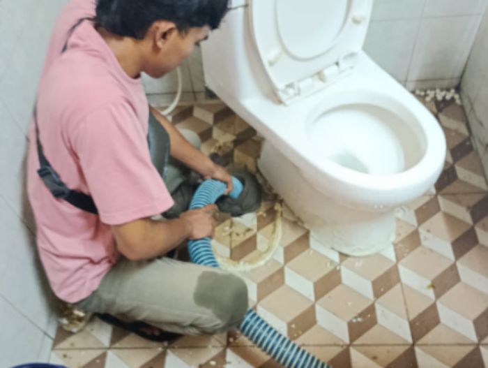 proses perbaikan saluran mampet