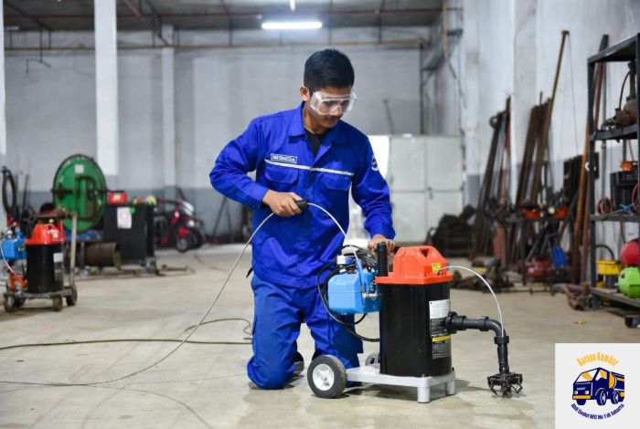 Cara Menggunakan Kawat Pembersih Saluran Air