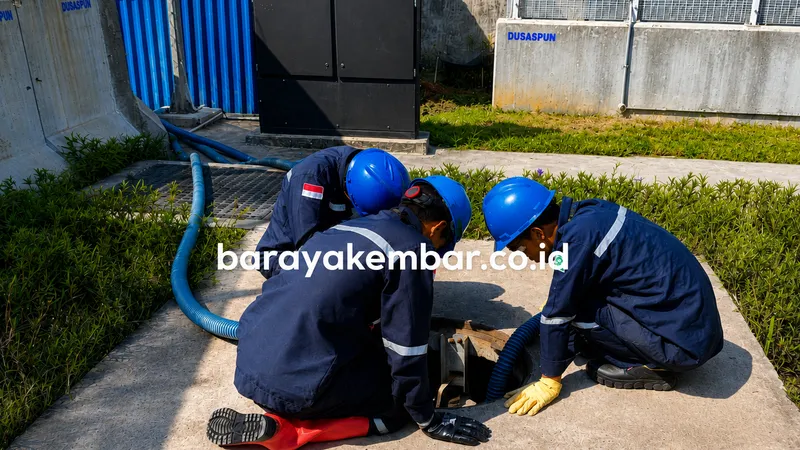 Proses penyedotan lumpur limbah dilakukan secara profesional menggunakan selang vakum berkapasitas besar.