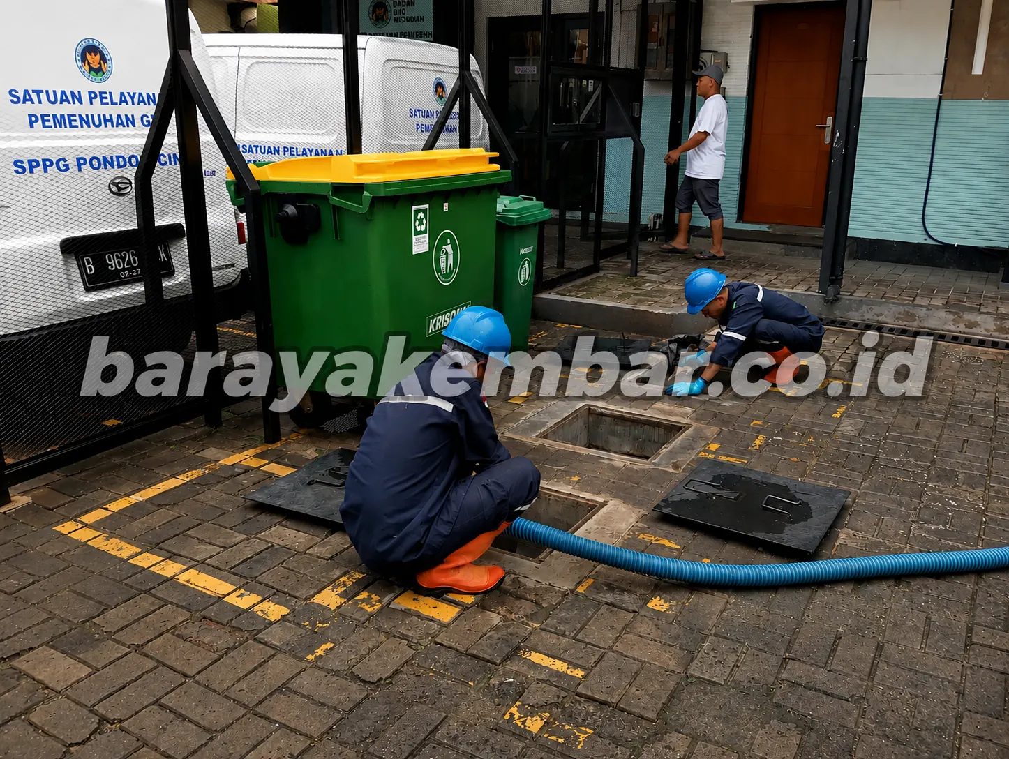 Teknisi Baraya Kembar sedot WC di lokasi dapur SPPG program MBG