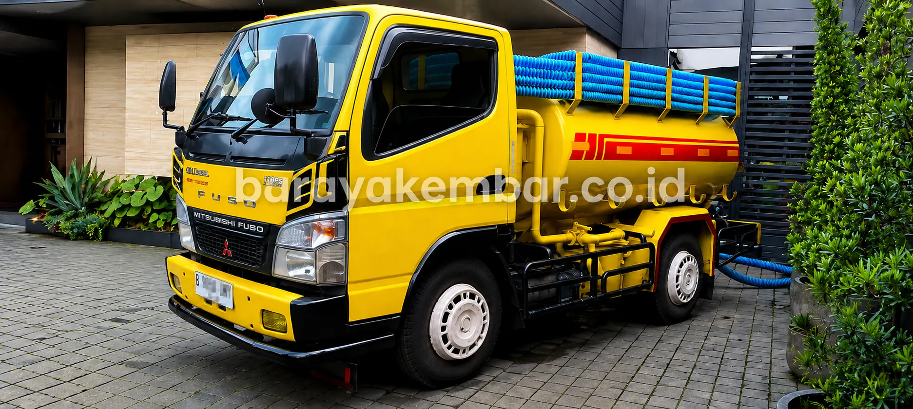 Armada truk sedot limbah kuning untuk layanan penyedotan biotank dan septic tank